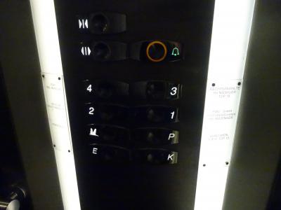 地上階がどこなのか、とても迷ったエレベータのボタン