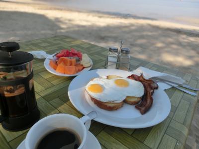 朝食。レストランバーでも取れますが、おすすめはビーチで！