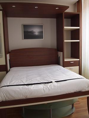 ソファを倒すとベッドになります