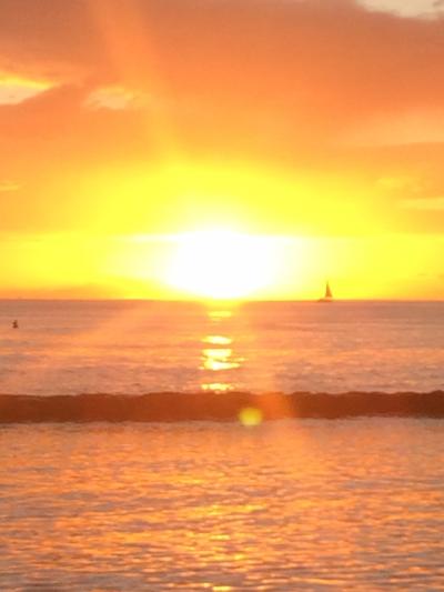 ワイキキの夕陽に染まる海