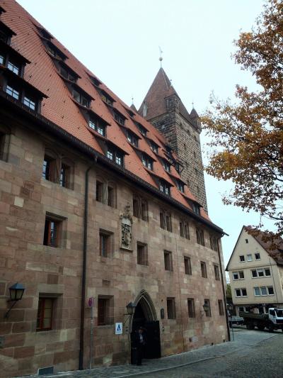 ホテルの外観です。手前側にお城があります。