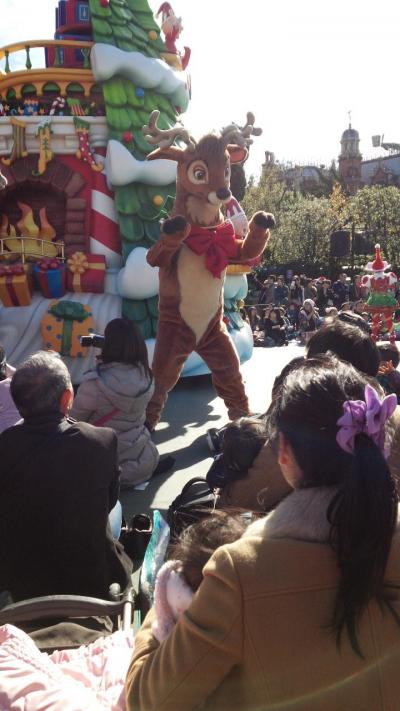 パレードのトナカイ軍団、見てください！笑えます！