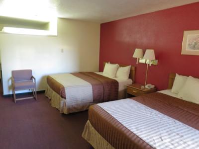 奥の壁の向こうに広い洗面台とバスルーム