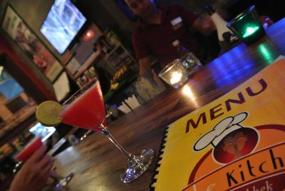 階下のバーにて