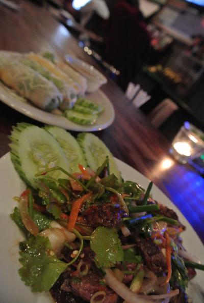 ディナー、後トマト・ツナサラダ、ビール２本１１００００Kip