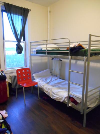 最低限です。屋根と壁は有ります。清潔です。