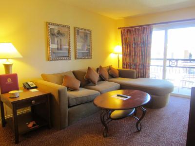 リビングルーム・ソファーがベッドに