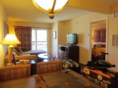 手前ダイニングテーブル、右奥が寝室