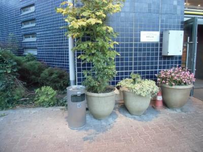 ホテル入り口です　館内禁煙なので灰皿があります