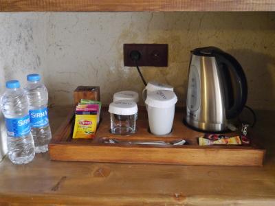 何種類かのティーバッグとコーヒー、ミネラルウォーターも。