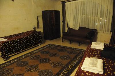 シングルベット、ソファー、ソファー後ろが窓。