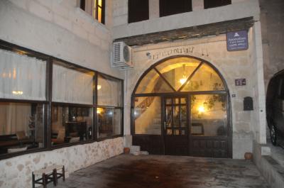 左フロント、正面はレストランと客室入り口