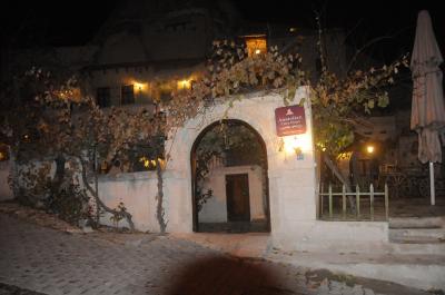 道路反対側のアナトリアン・ケーヴ。