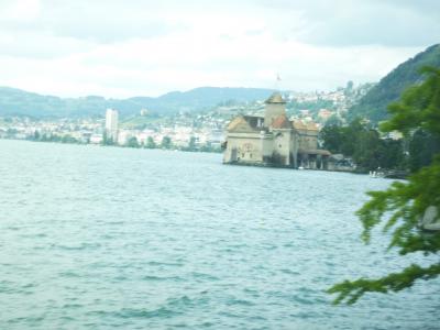 水に浮いているような印象的な佇まい