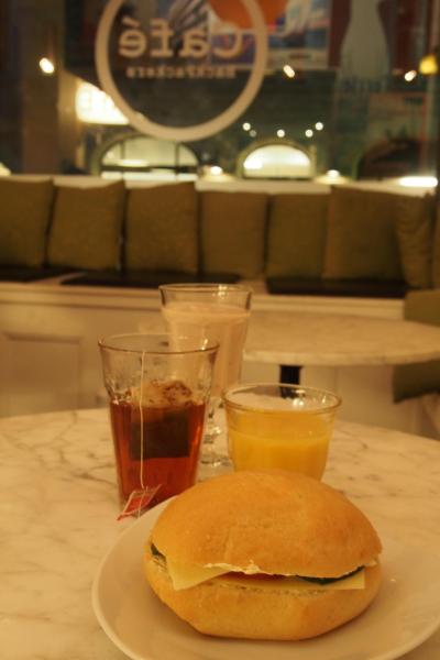 朝食のサンドイッチ