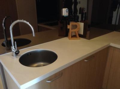 キッチンです。引き出しには、調理用具が一式あります。