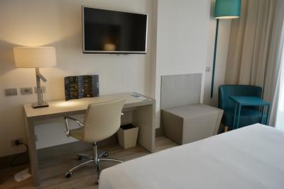 宣伝を排除したデスク、ビビッドカラーがお洒落なテーブルと椅子