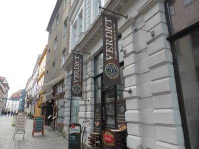 ブラチスラヴァ旧市街のマンホールおじさん通りにあるスロバキア料理屋