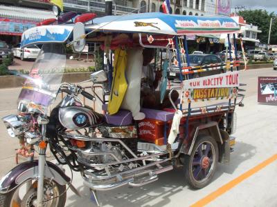 近くにTUKTUKも。