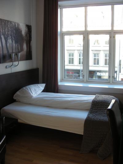 シングルルームとしては十分な広さ。写真左にソファ風１人用椅子