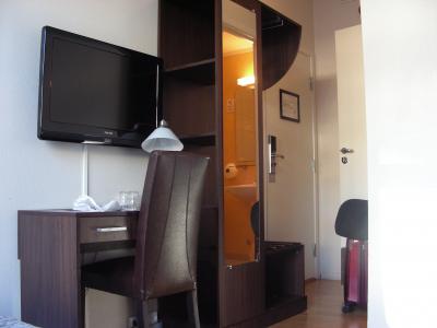 クローゼットの向こうがスーツケース置きだと結構不便