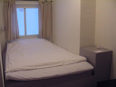 どうせ狭いのだから、ベッドはめい一杯大きいのを、的な。。。