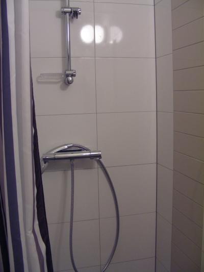 こういう風にしか撮れない広さ。シャワーカーテンは好きじゃない