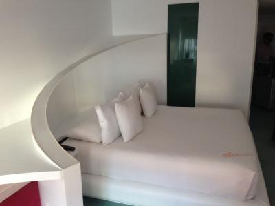 ベッドもかっこいい。シャワー室がすりガラスで見える。