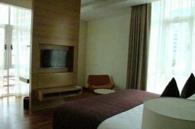 ベッドルームからデスクのあるスペース