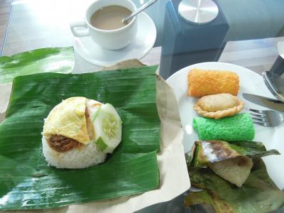 朝食　ナシレマとマレーシア風スナックたち