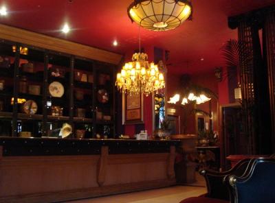 フロントなのかパブなのか、チェックインしてすぐに酒が……