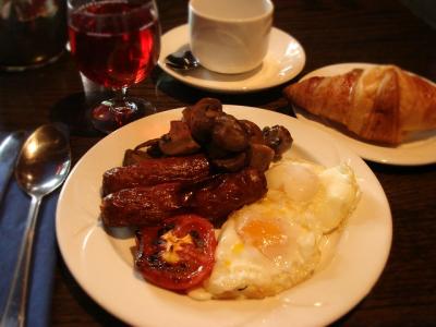 朝食その2。この日はポーチドエッグと焼トマト。