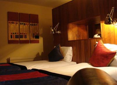 ベッドの頭側の奥にクロゼットもあり、とても広かったです。