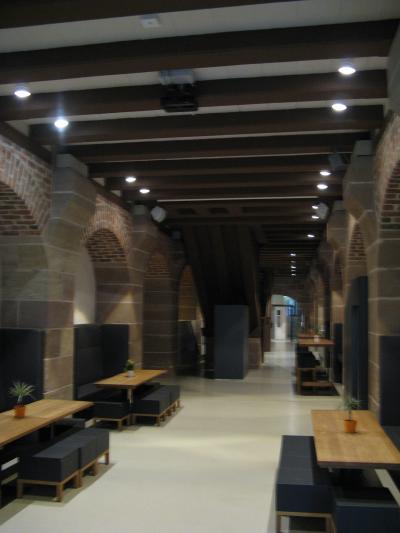 この廊下の席でも　食事ができます。