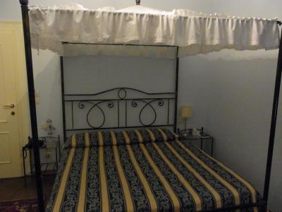 一人で泊るにはおしゃれすぎるベッド