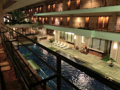 とにかく横に長い