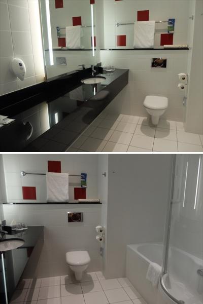 浴室は、一転して白と黒が基調のインテリア
