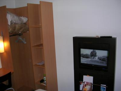 便利な収納棚とテレビ