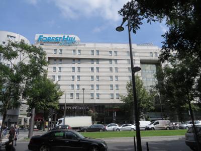 正面の入口から見たホテル