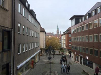 中央のお城のすぐ右側です。