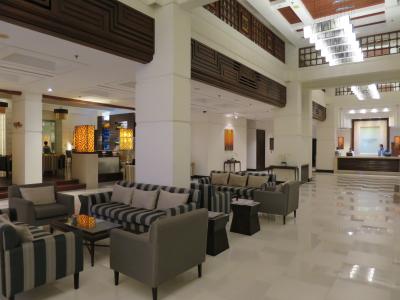 ロビーはタイ・モダン風に改装されていました