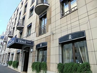 パリのプチホテルによくある小さくシンプルな外観