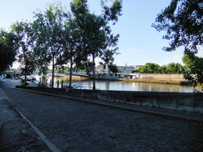 朝のセーヌ川。ホテルから数分の場所。