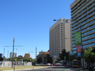 ホテルの外観、目の前にトラムの駅がある