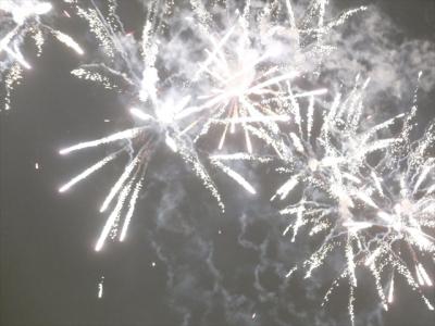 夜になって始まった花火打ち上げも部屋の窓からよく見えました