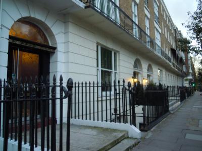 普通の家と同じ作りなので、玄関上のホテル名に注目です。