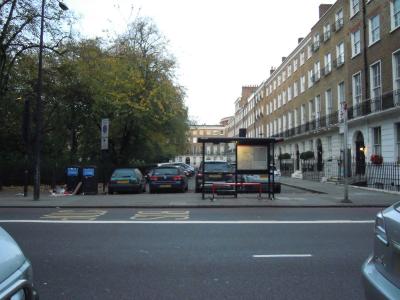 目の前にバス停があります。