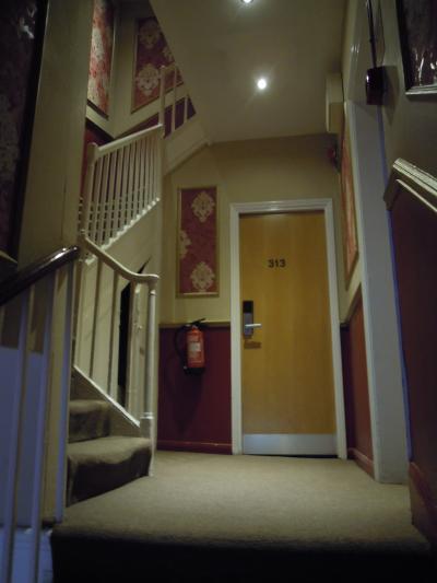 階段踊り場。エレベーターはありません。荷物はご自分で。