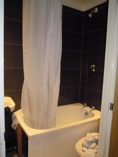 微妙にカーテンの幅が足りません。