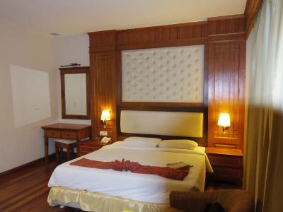 左側の照明が破損してました。